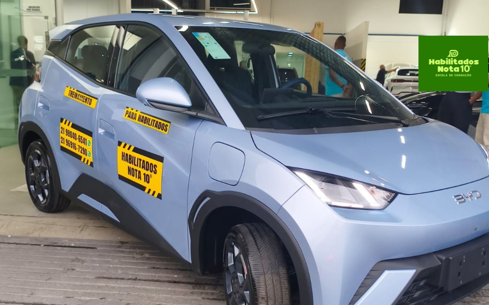 O BYD Dolphin Mini elétrico da Habilitados Nota 10, com os adesivos de treinamento