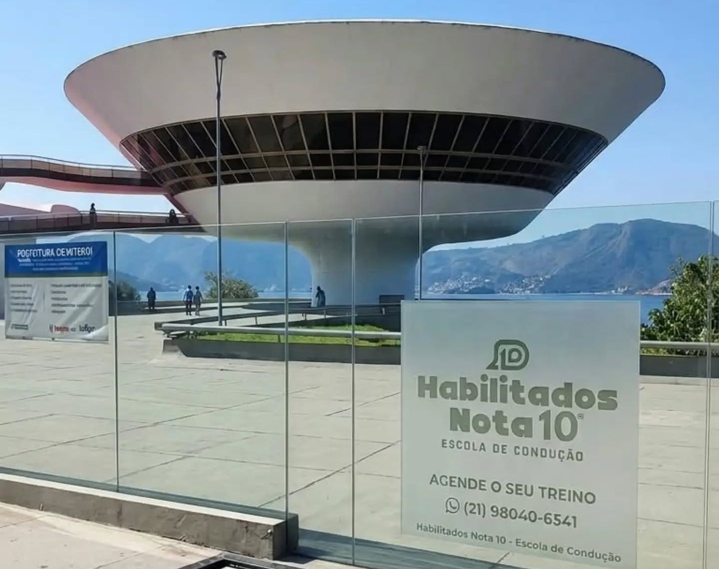 Painel da Habilitados Nota 10 em frente ao Museu de Arte Contemporânea de Niterói